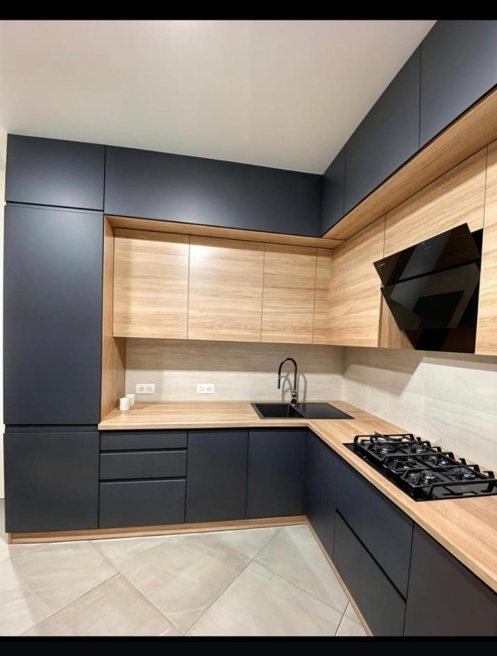 Navy and light-oak L-shape kitchen with gas hob